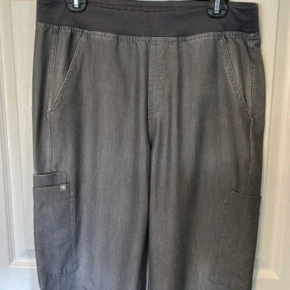 Men’s Figs Gray Scrub Pants - Picture 2 of 4